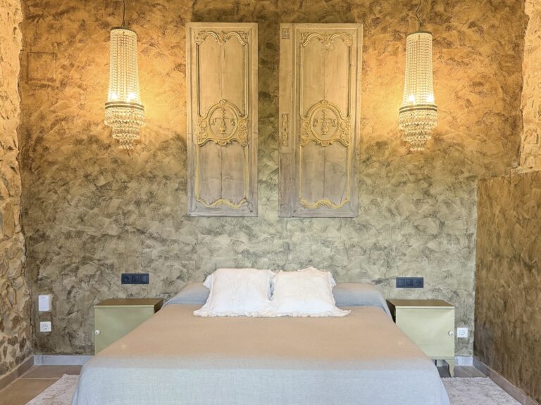 The Bridal Suite, Mas Huix
