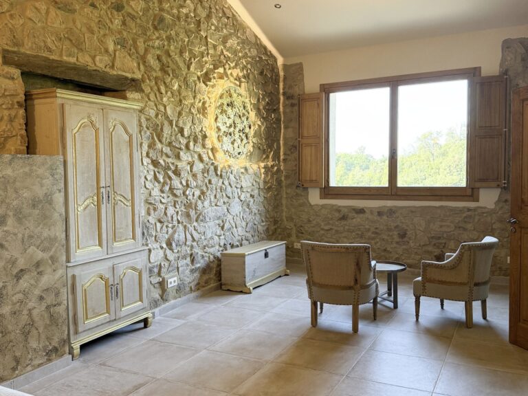 A Suite Sitting Room, Mas Huix