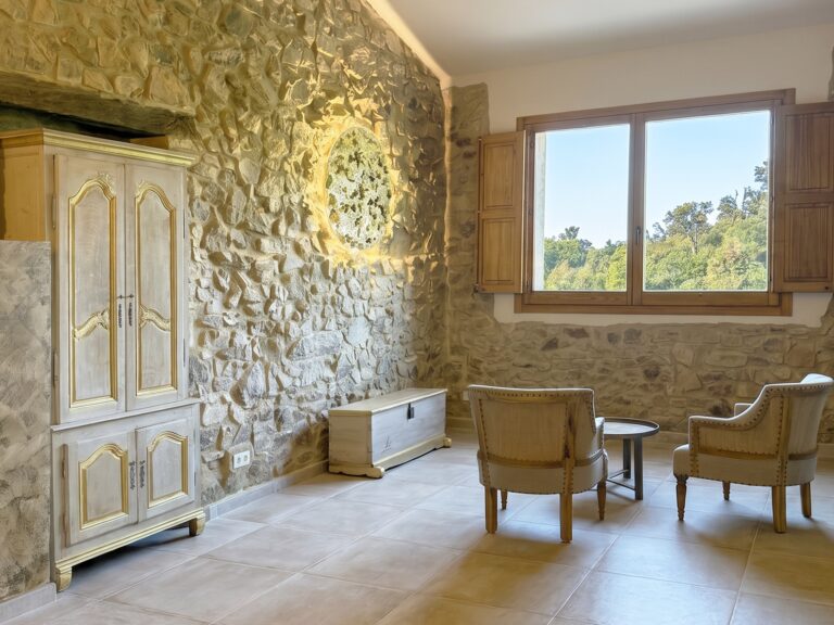 A Stone Bedroom, Mas Huix