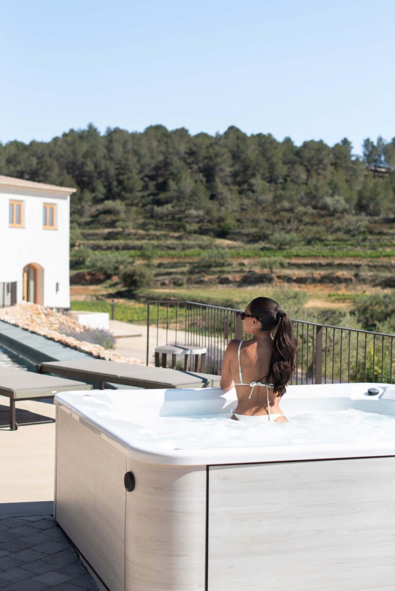 The Spa Pool & Vineyard View, Masia Cabellut
