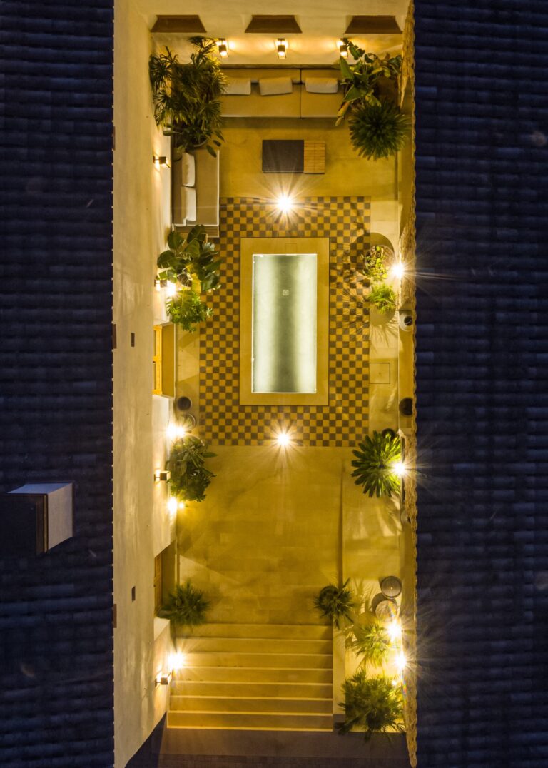 The Courtyard by Night, Masia Cabellut