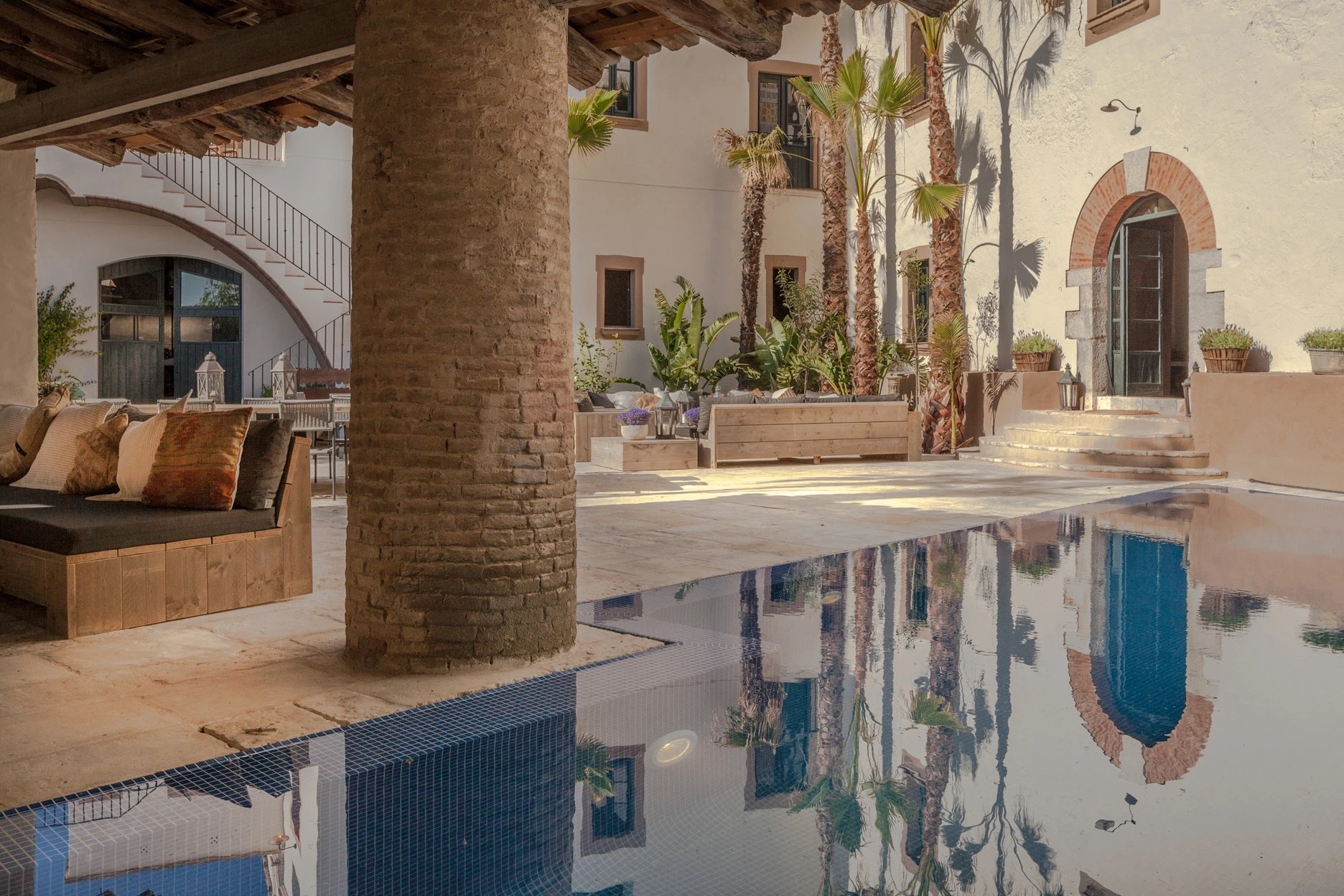 The Four-Sided Infinity Pool, Masia Victoria