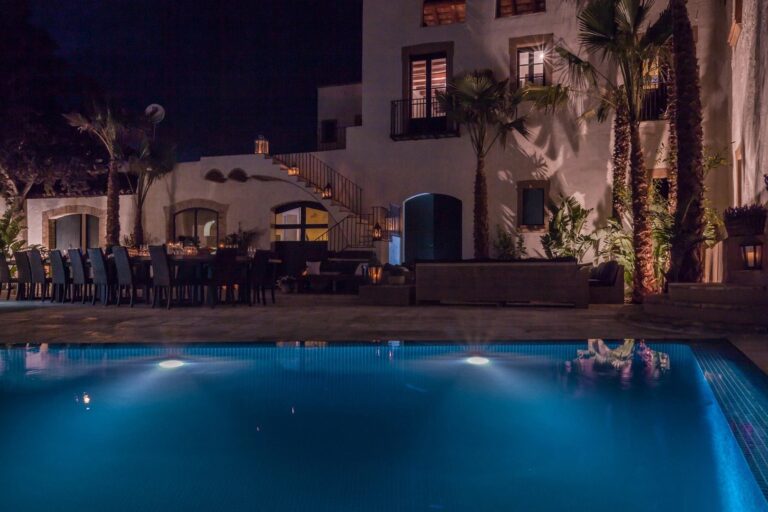 The Pool by Night, Masia Victoria
