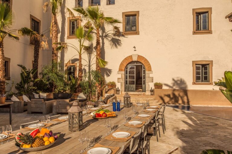 A Banquet in the Pool Courtyard, Masia Victoria