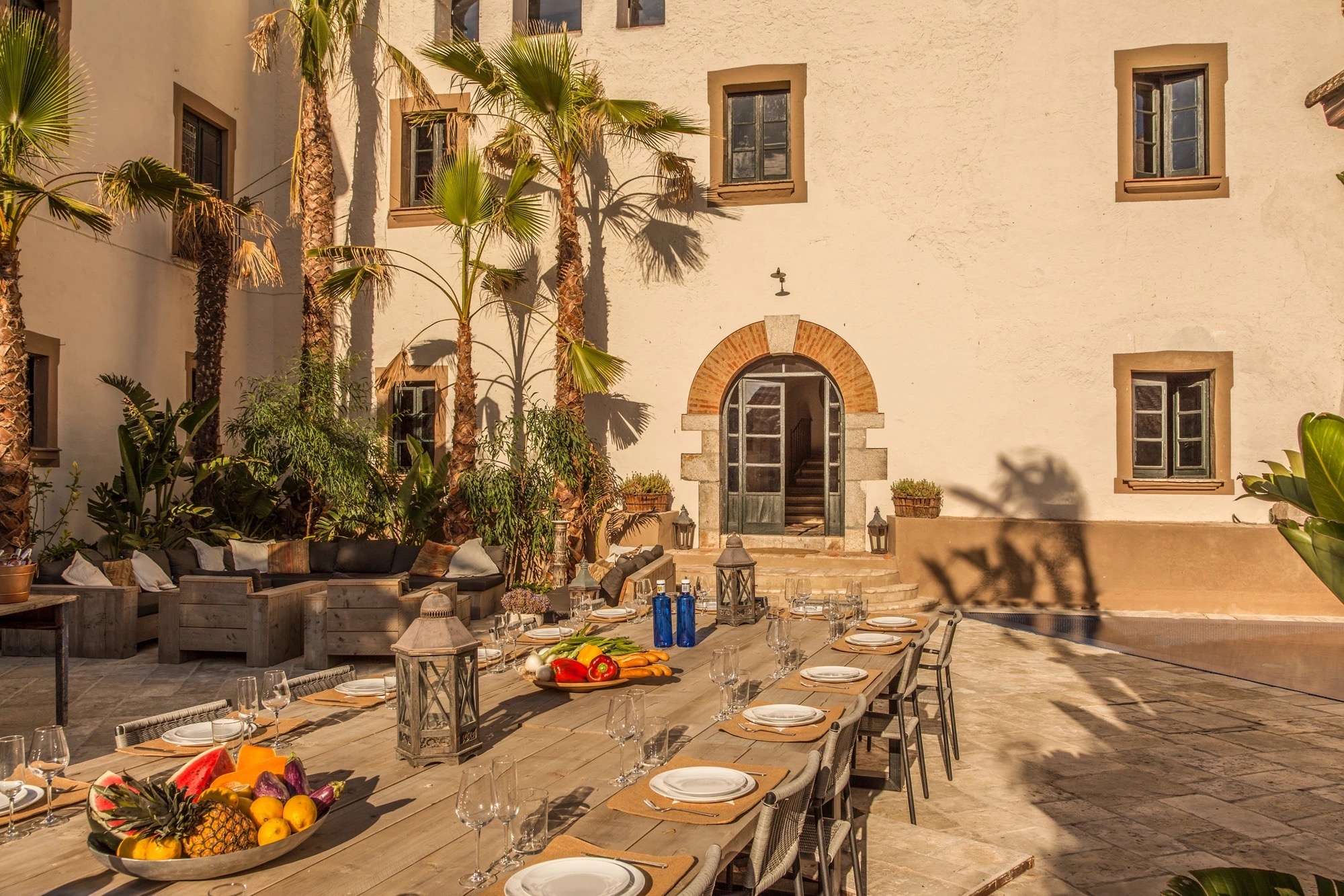 A Banquet in the Pool Courtyard, Masia Victoria