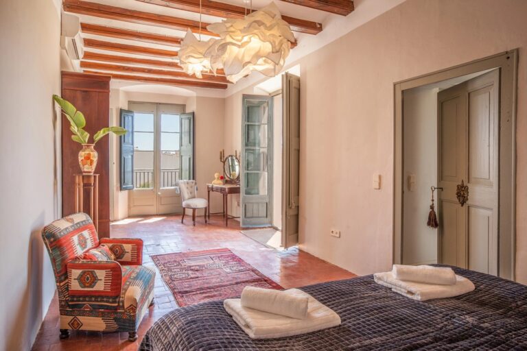 A Balconied Bedroom, Masia Victoria