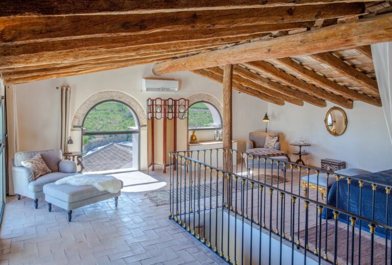 The Loft Sitting Room, Masia Victoria