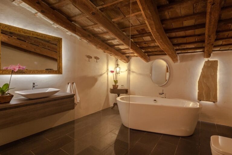 An En-Suite Bathroom, Masia Victoria
