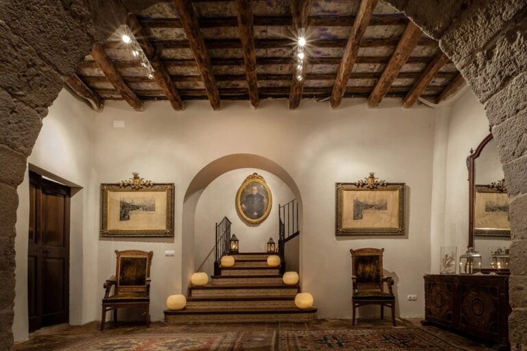 The Grand Staircase Hall, Masia Victoria