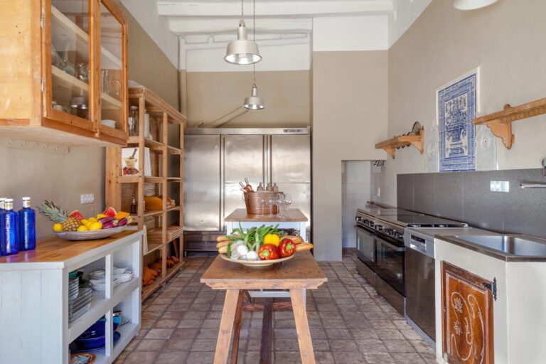 The Country Kitchen, Masia Victoria