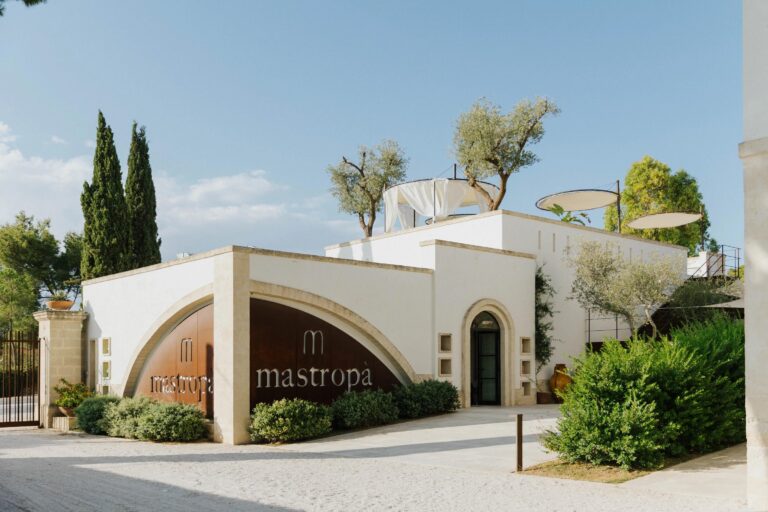 The entrance building with its arched wooden facade, Mastropà
