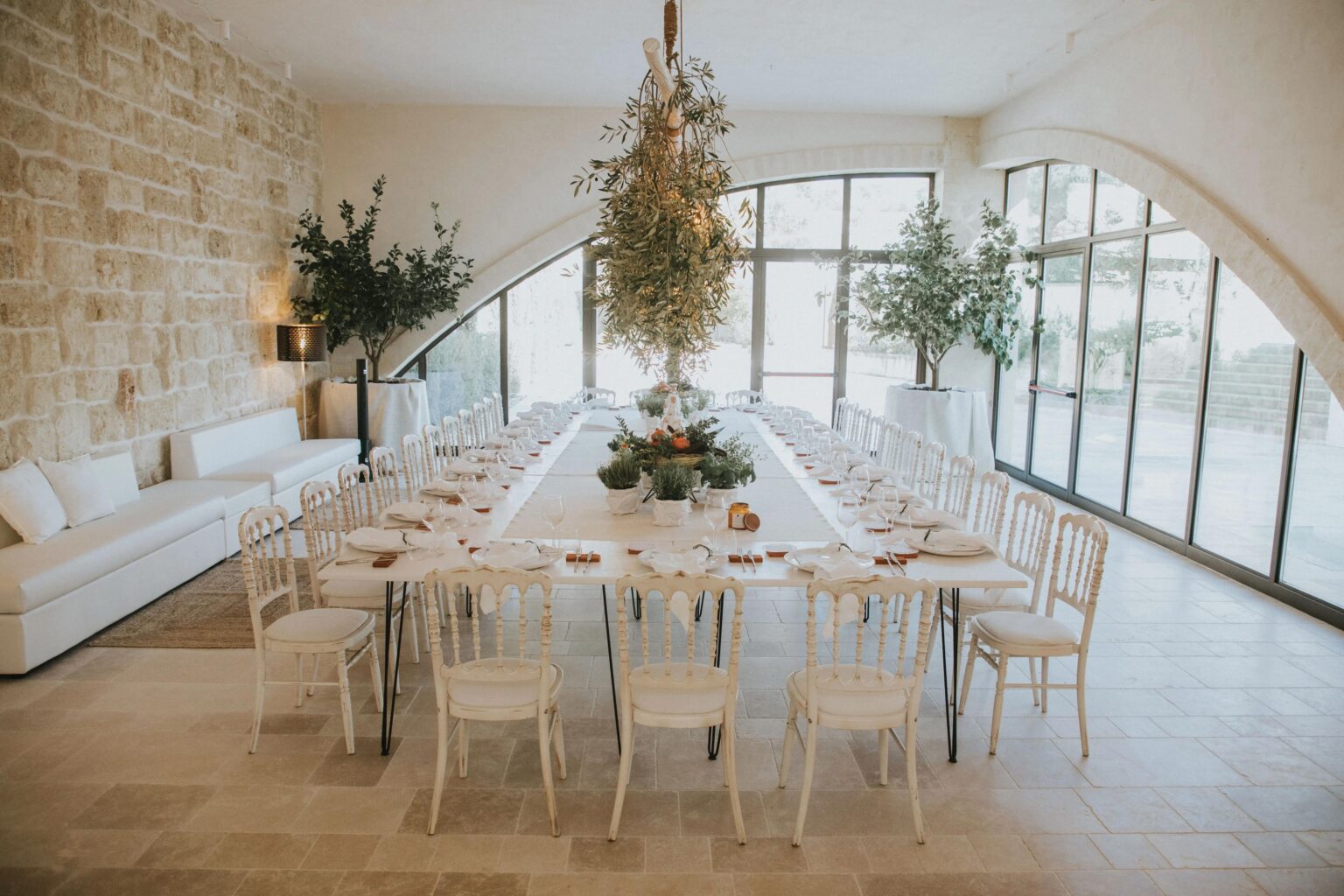 A long banquet table in the Sala dei Limoni