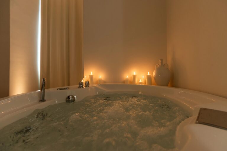 Hydromassage tub by candlelight in Edera, Mastropà