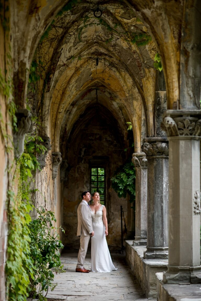A couple in the cloister at Castello di Vincigliata, Fiesole, Matteo Cuzzola Photography