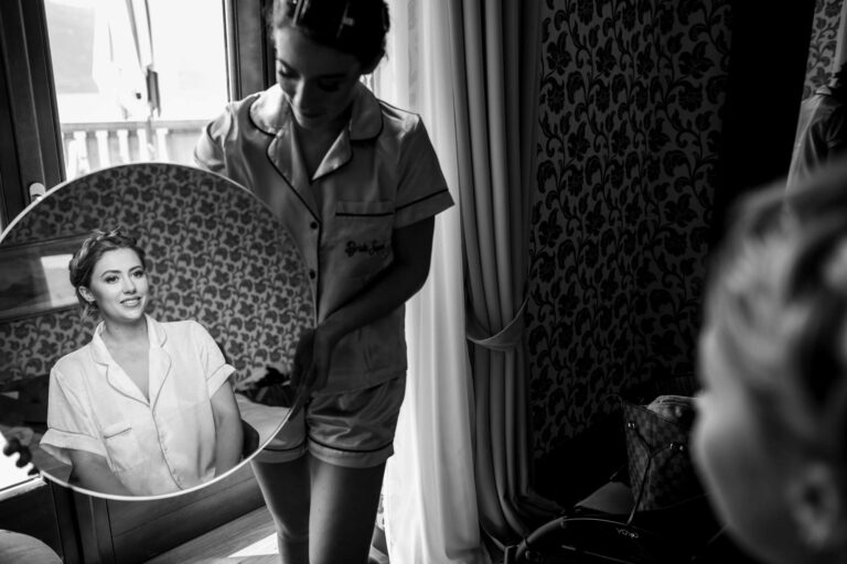 Getting ready at Villa Lario Resort: the bride seen in a round mirror, in black and white, Matteo Cuzzola Photography