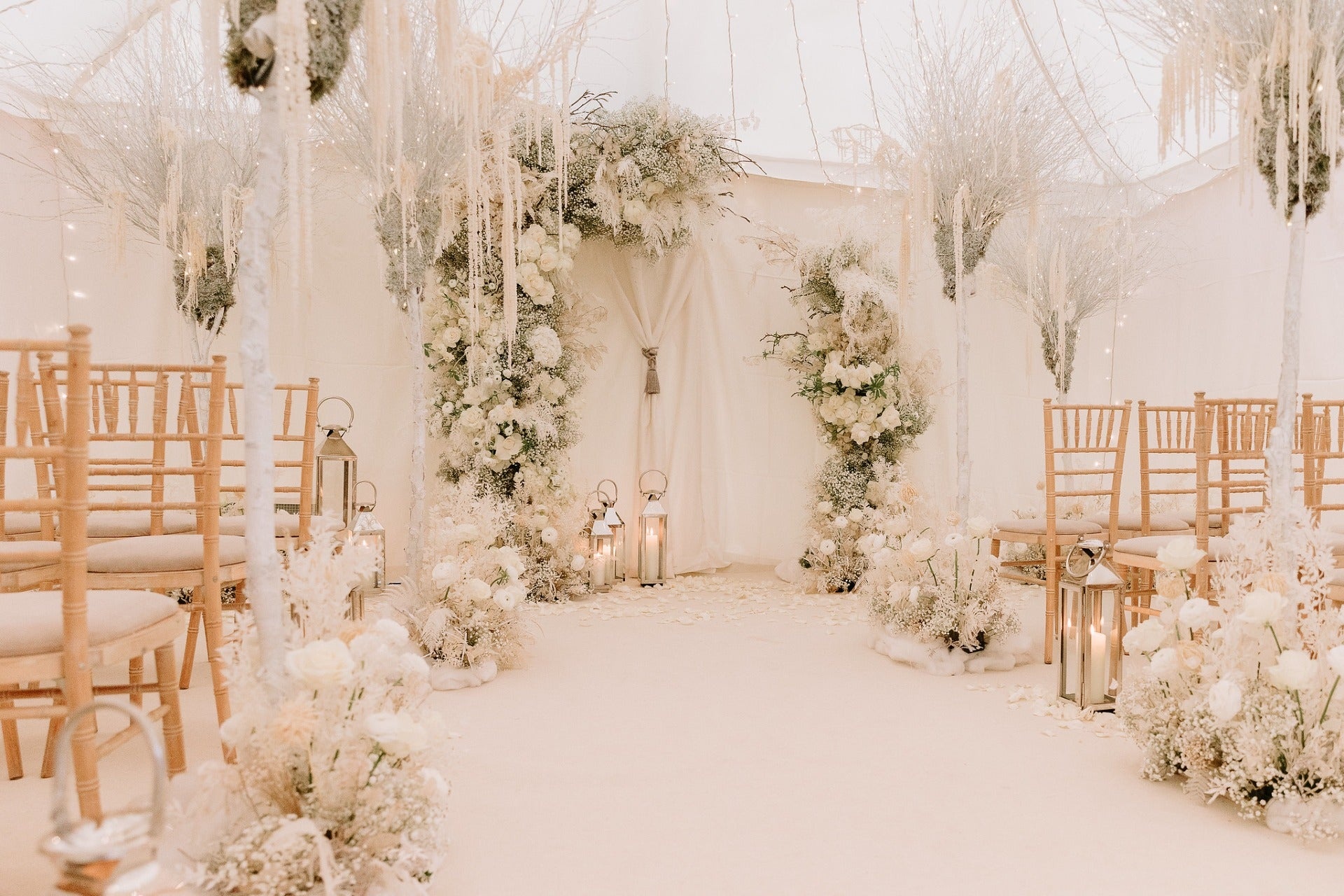 A ceremony marquee dressed in white and cream, Le Manoir aux Quat'Saisons. Photography by Harper Evans, McQueens Flowers