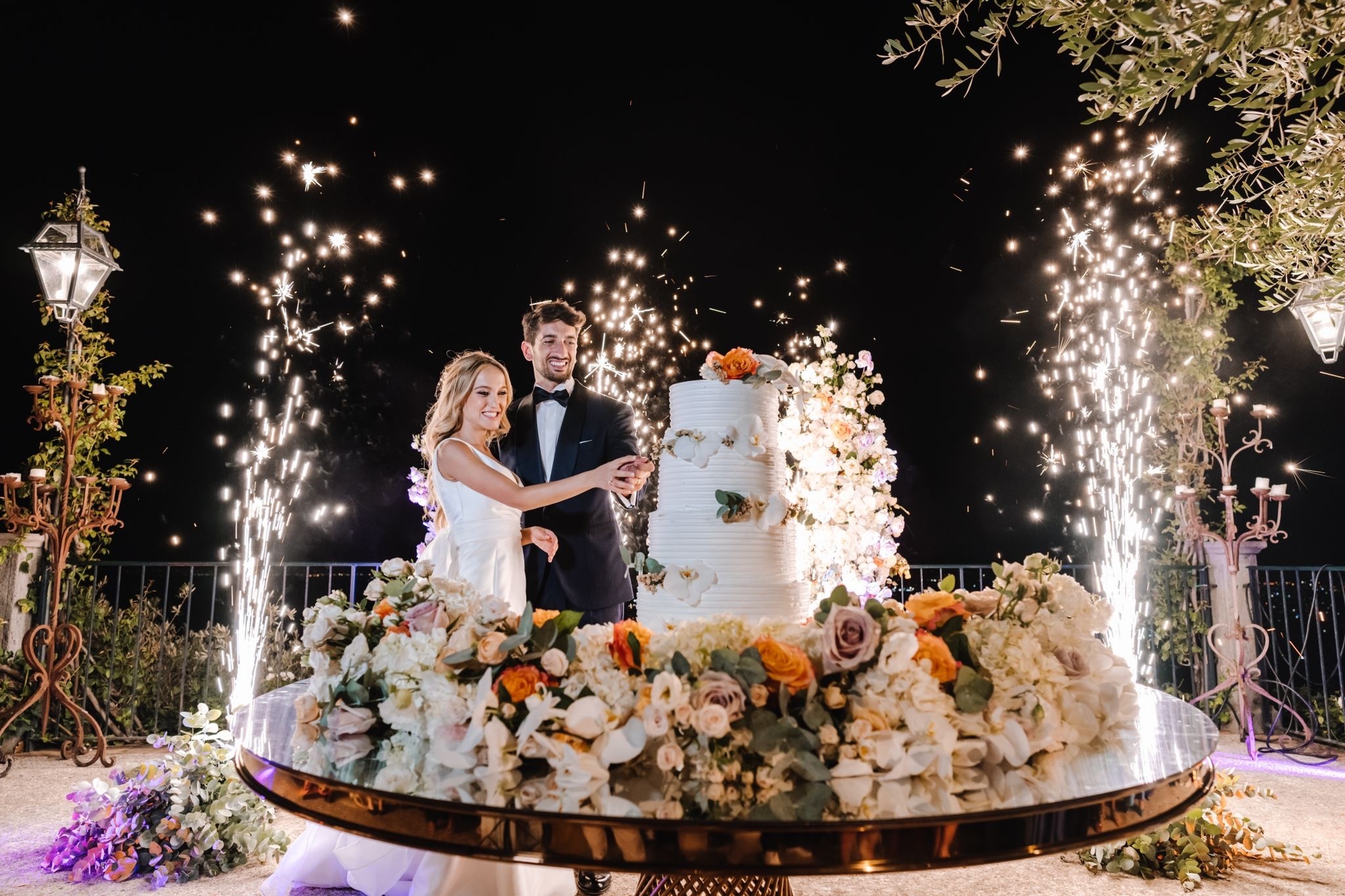 The cake, cut between sparkler fountains, Meissa Eventi