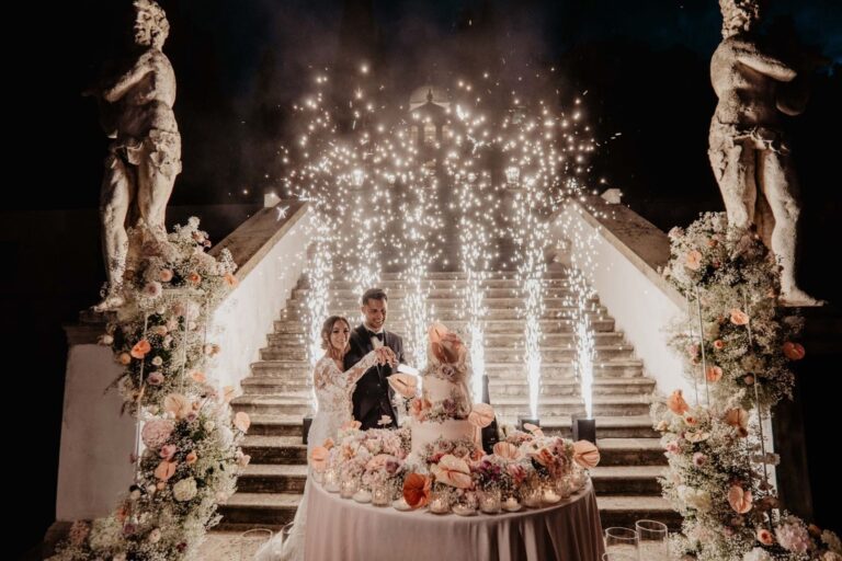 The cake on a monumental staircase between two statues, fountains falling down the steps, Mirko Zago, Sparkling Weddings and Events