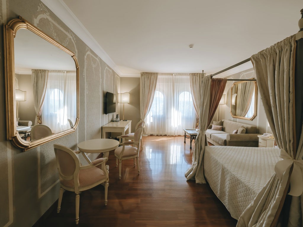 Suite with Terrace and Valley View, photograph 2