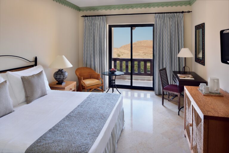 Double bed room with balcony doors, desk and kettle, Mövenpick Resort & Spa Dead Sea