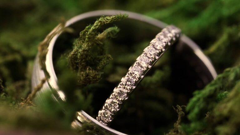 A wedding ring resting on moss, a detail shot from a wedding film, Nozze da film