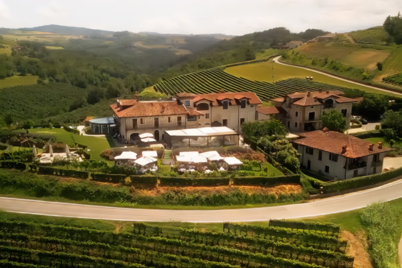 Drone view of La Torricella among the vineyards of Monforte d'Alba in the Langhe, Jessica and Simone's wedding, July 2023, Nozze da film