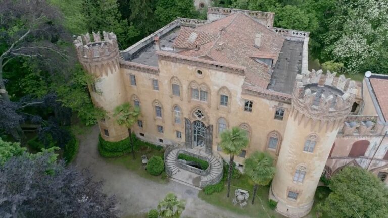 Drone shot of a turreted castle in its park, from Lucia and Carlo's trailer, Nozze da film