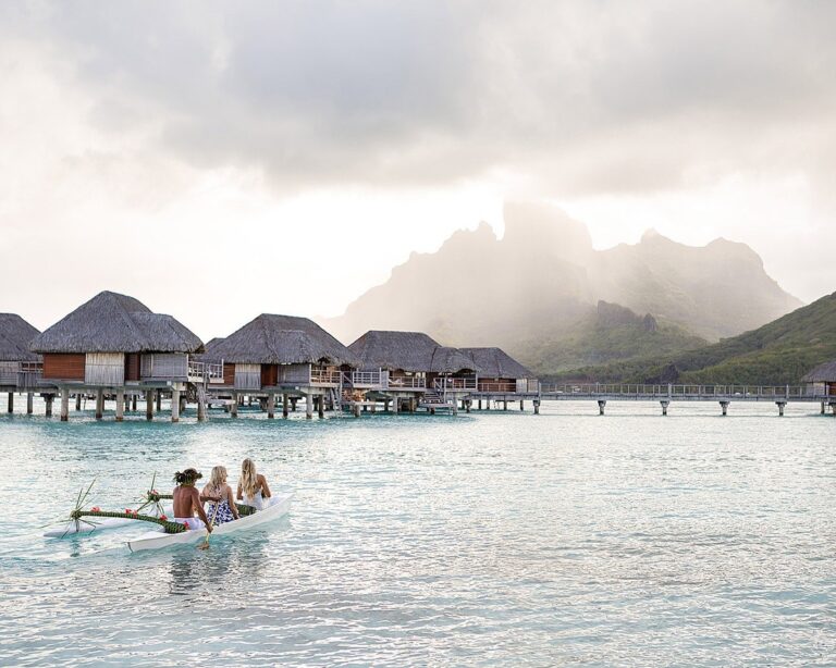 Overwater villas and a canoe beneath a mountain, Nunta pe Plaja