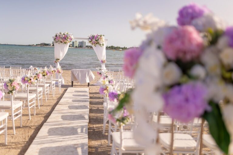 A beach aisle with flower arrangements, Nunta pe Plaja