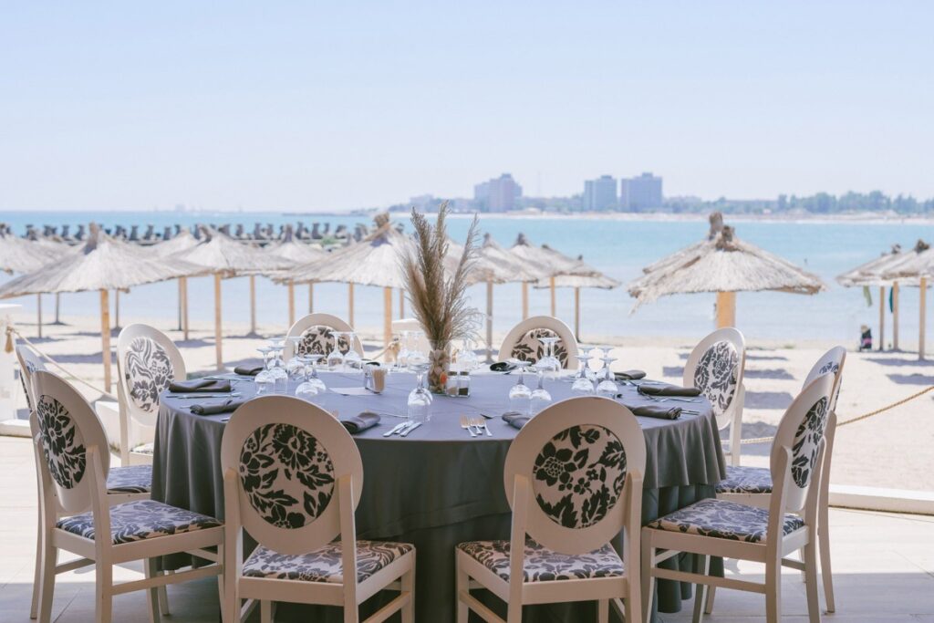 Round dinner tables on the beach front, Nunta pe Plaja