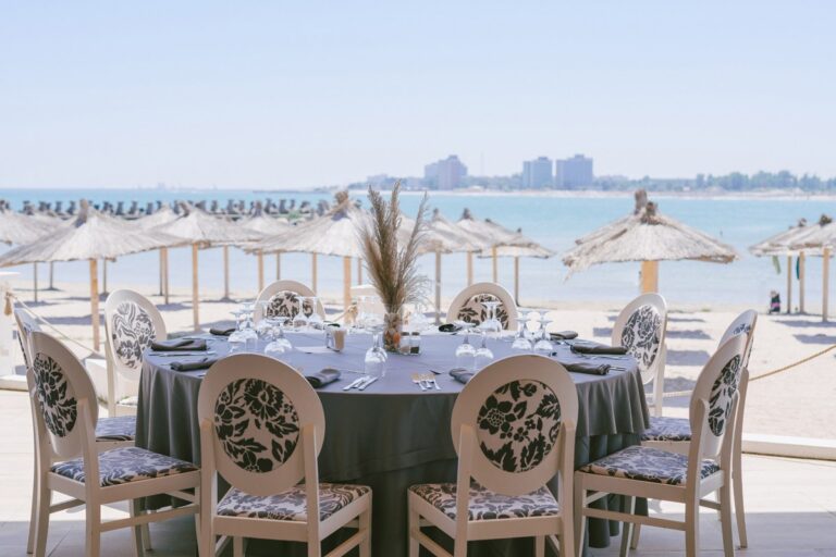 Round dinner tables on the beach front, Nunta pe Plaja