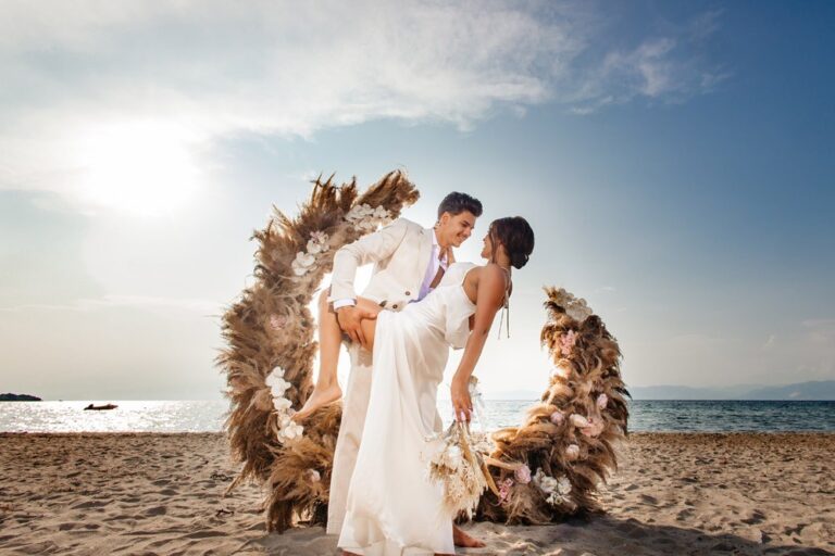 A couple on the beach in front of a dried-flower ring, Nunta pe Plaja