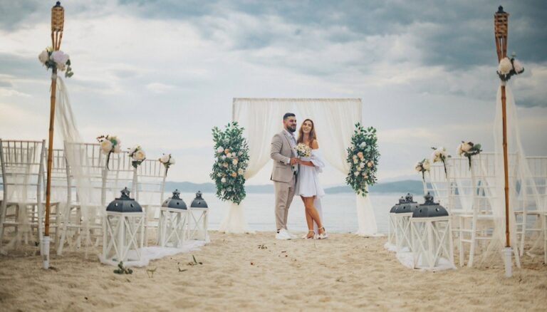 A beach wedding setting with arch and chairs, Nunta pe Plaja