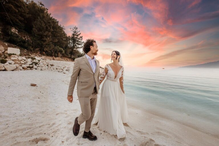 A couple walking along the shore at sunset, Nunta pe Plaja