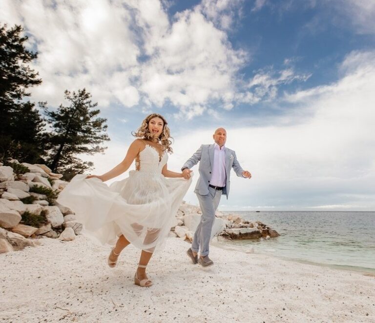 A bride and groom laughing on the shore, Nunta pe Plaja