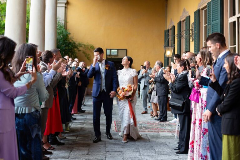 Guests lining the portico and applauding the newlyweds, Villa Semenza, Ordine della Giarrettiera