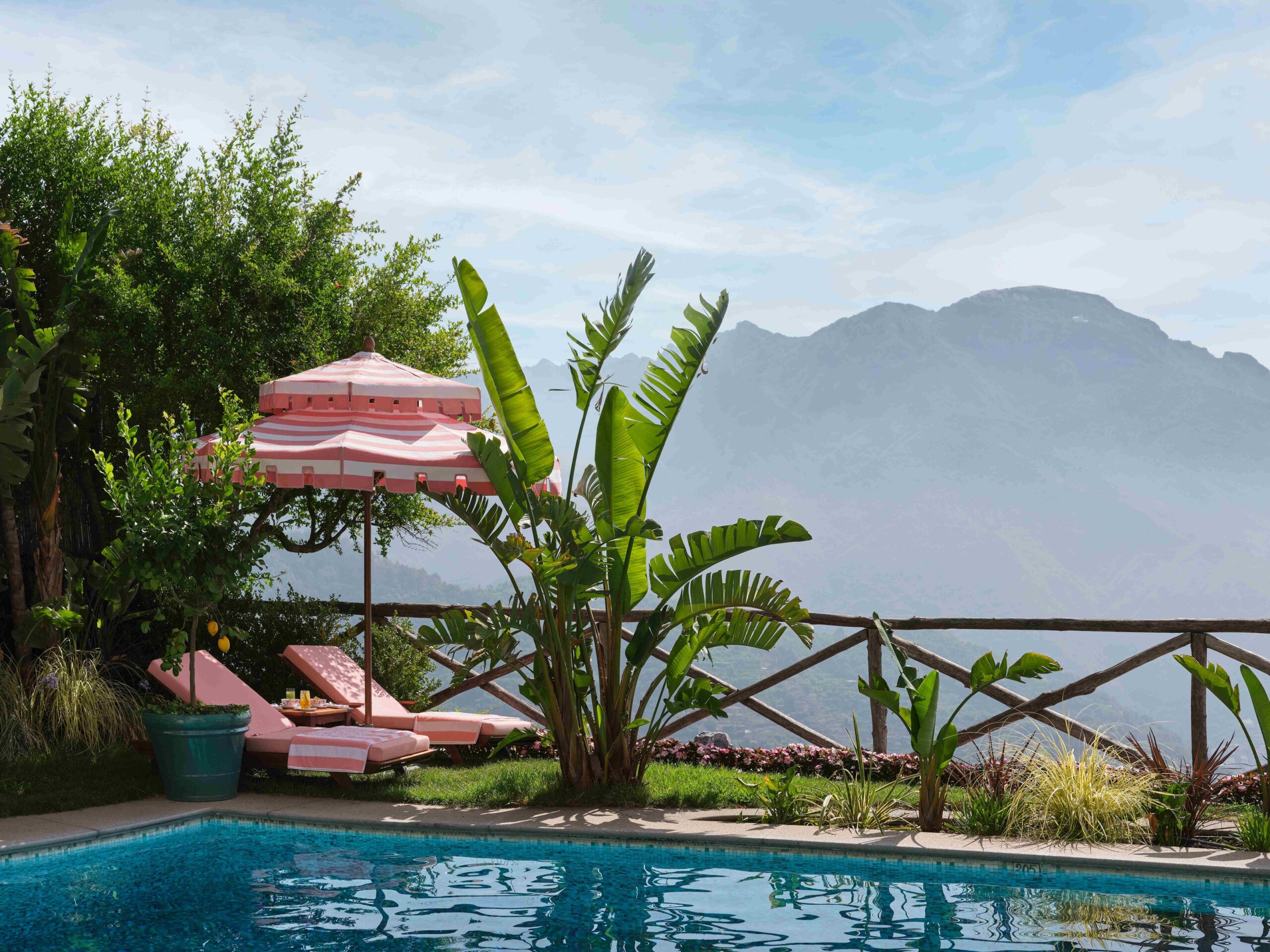 Swimming pool with sun loungers and a view of the mountains, Palazzo Avino