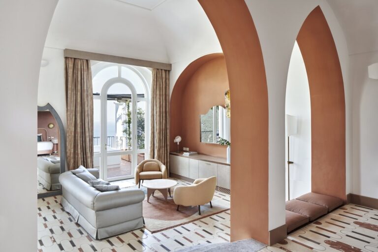Belvedere Suite lounge with an arched alcove, Palazzo Avino