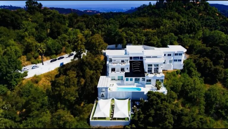 The mansion and its driveway from above, Palazzo Beverly Hills