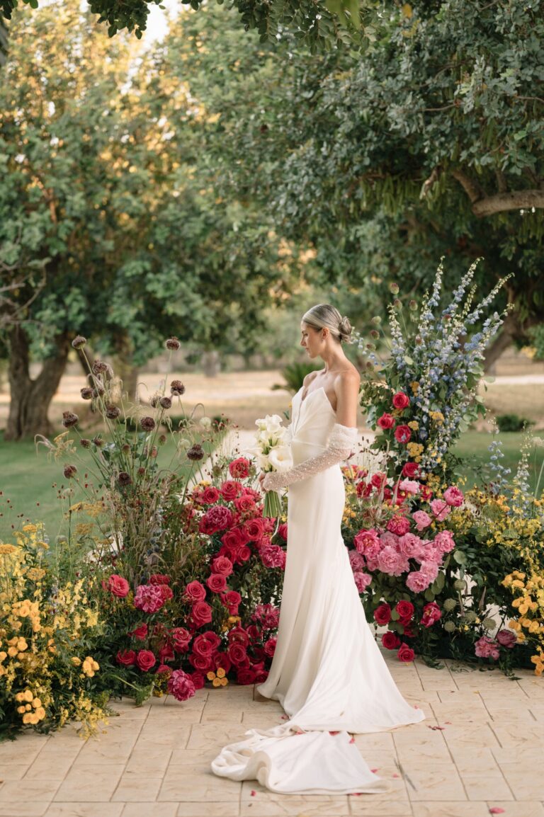 The bride walking past it in plain satin, with lace sleeves, Pangiunìa Wedding