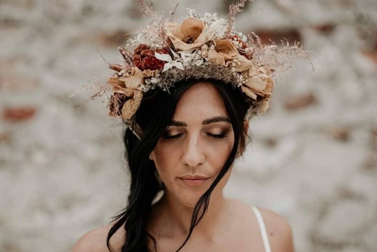 Bride with a dried flower crown and a natural, warm makeup look, Paola Giancola Makeup