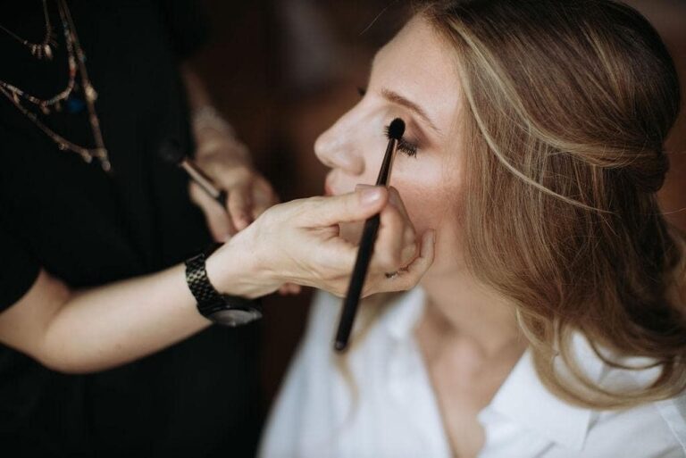 Makeup artist applying eyeshadow to a bride, Paola Giancola Makeup