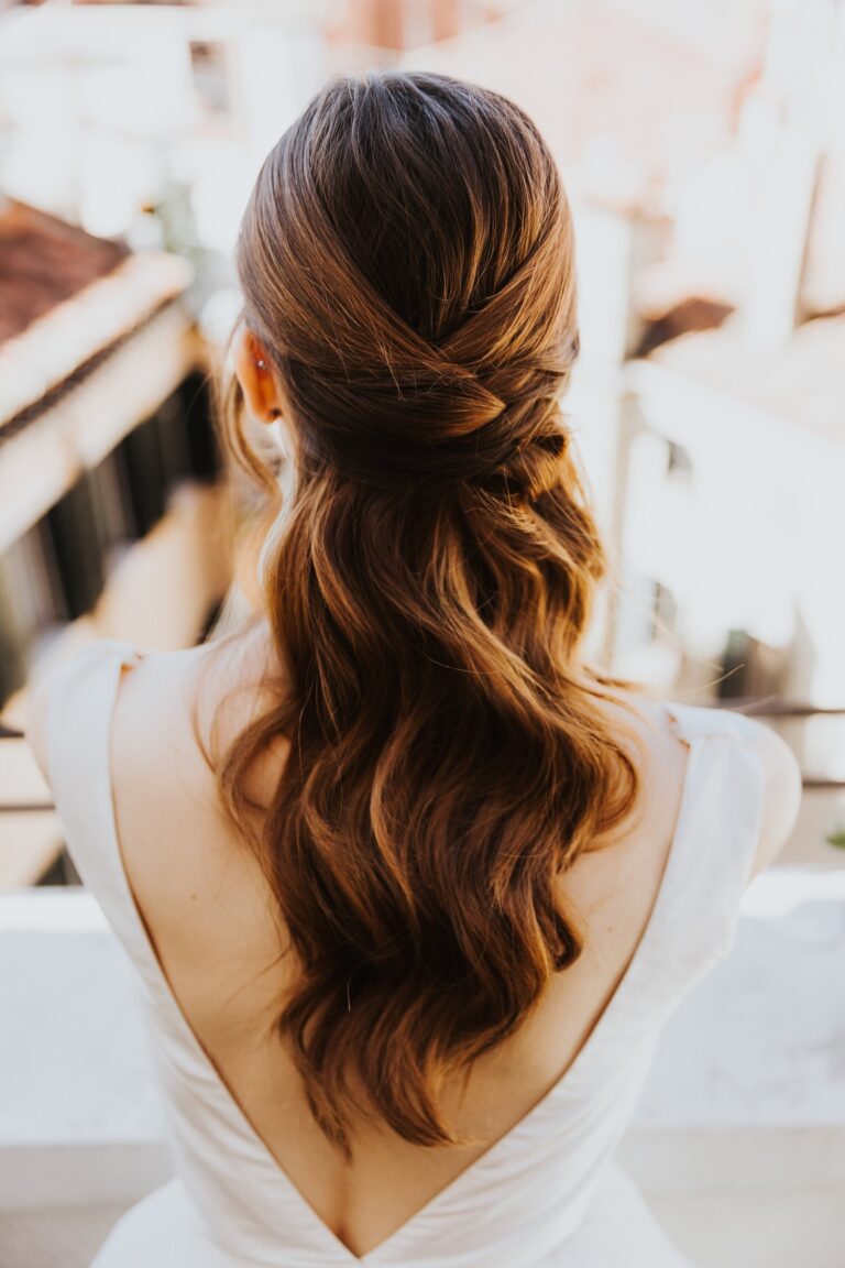 Long wavy bridal hairstyle seen from behind, with a low-back dress, Paola Giancola Makeup