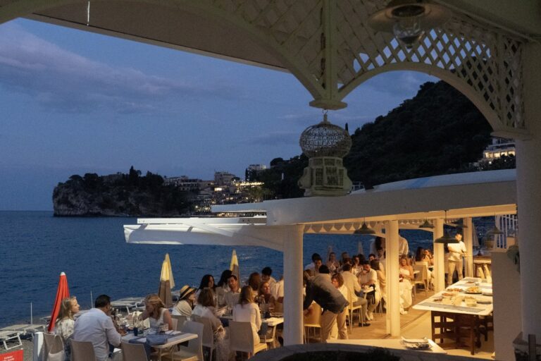 A welcome dinner under a white pavilion at Lido La Caravella, Bay of Mazzaro, Taormina, Paola Lapi Luxury Event