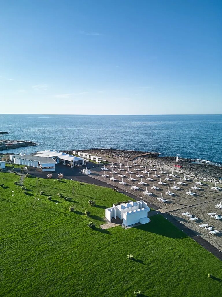 The lawn, the marquee and the horizon, straight down the line of the shore, Paolo Cicognani Weddings & Events