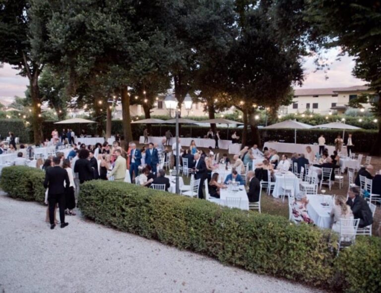 Guests at the aperitif in the garden, Parco dei Cavalieri