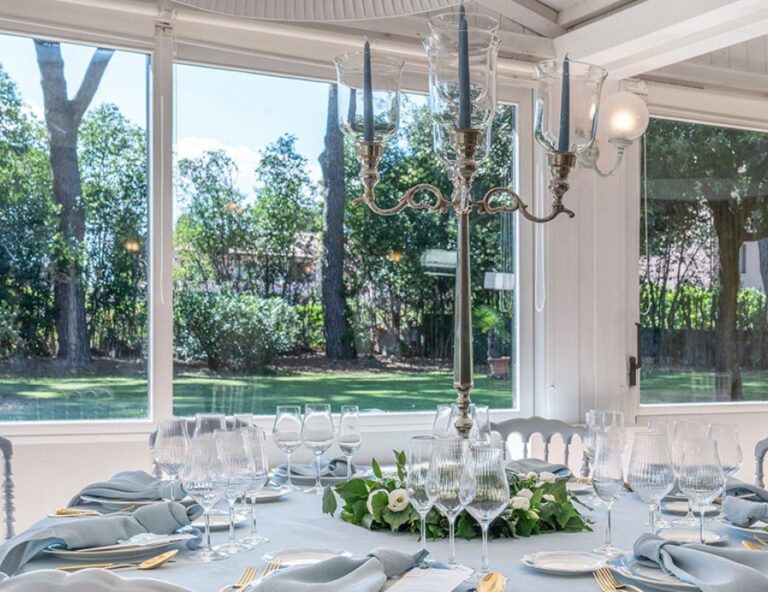 Round tables in the glazed banquet hall, Parco dei Cavalieri