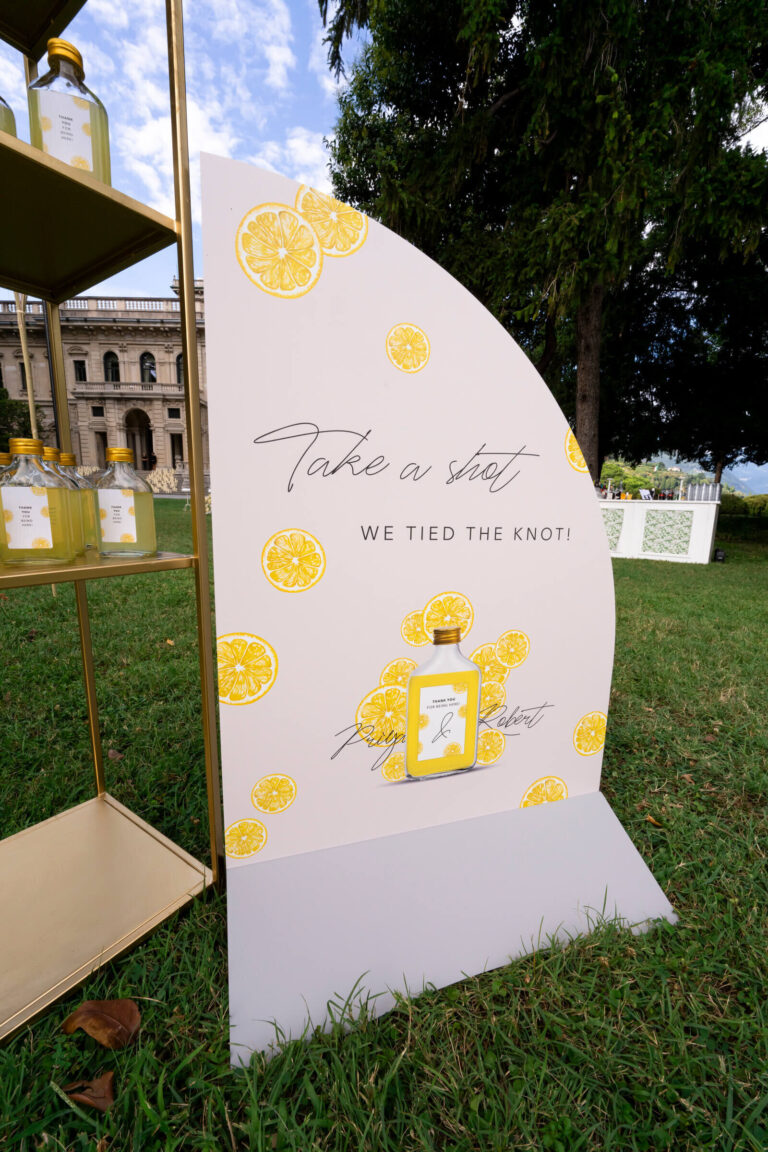 Lemon-themed welcome sign on a lawn, "We tied the knot" stationery, Patrizia Cilli Events Italy