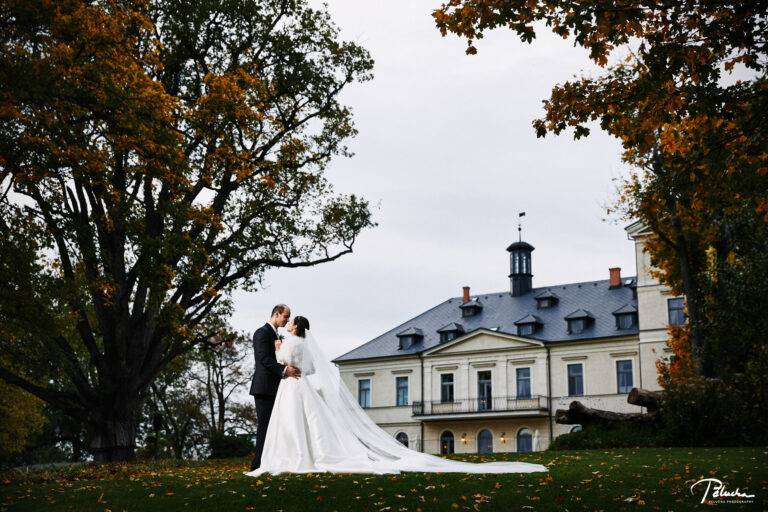 Couple in front of the chateau under autumn trees, Chateau Mcely, Petr Pelucha Photography