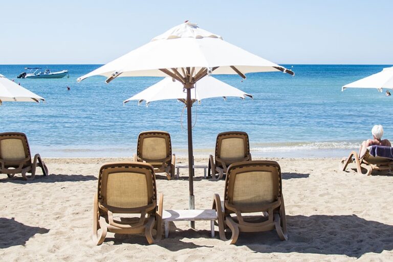 The beach and the parasols at Playa Niu Blau, Pura Vida Beach Ibiza